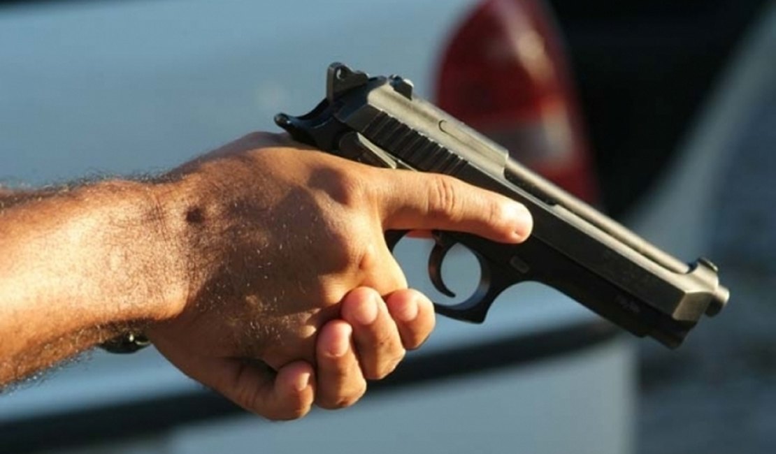 Polícia prende homem com revólver e seis munições na capital