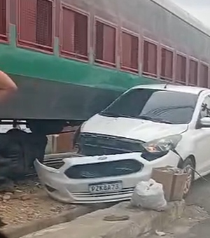 Carro é atingido por trem ao tentar atravessar linha férrea em Rio Largo