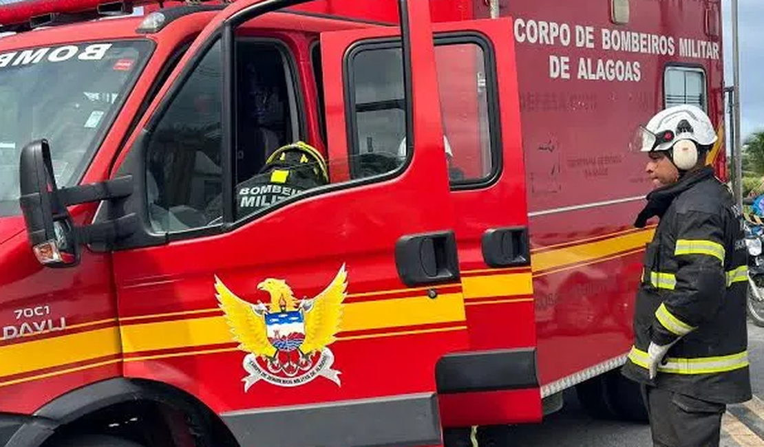 Incêndio atinge vegetação perto de escola e estabelecimentos comerciais na Jatiúca
