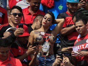 Torcedora do Flamengo vai seminua para jogo e com camisa pintada no corpo