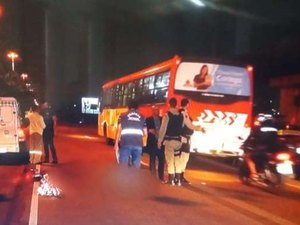 Homem morre após ser atropelado por caminhão na BR-104