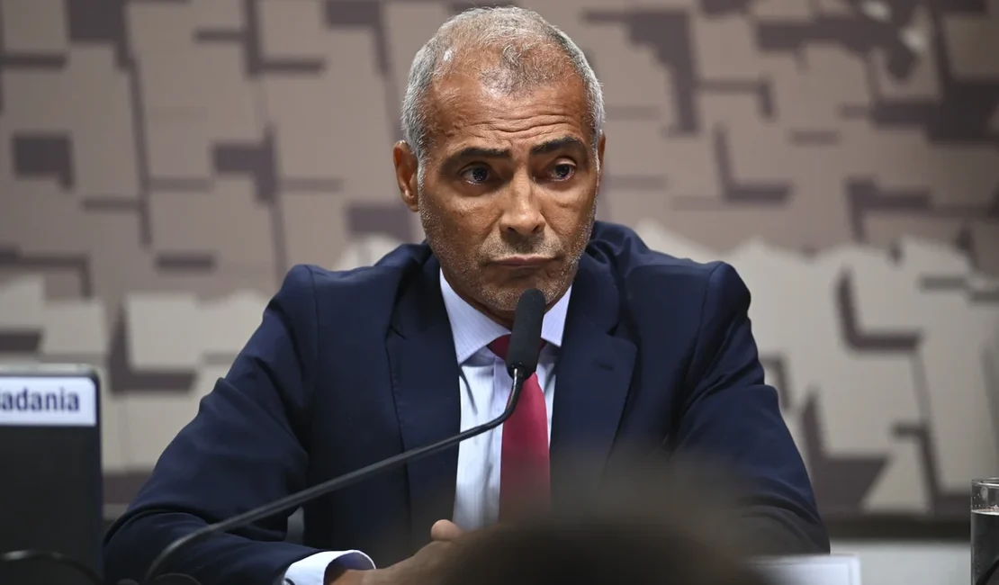 Romário anuncia que vai se licenciar do Senado