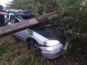 Carro colide em poste e deixa condutor morto no Passo de Camaragibe