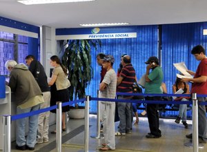 Bolsonaro autoriza contratação de terceiros para agilizar serviços do INSS