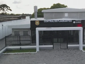 Mulher tenta apartar briga e acaba sendo atacada com faca e pedra pelo próprio irmão na Santa Lúcia