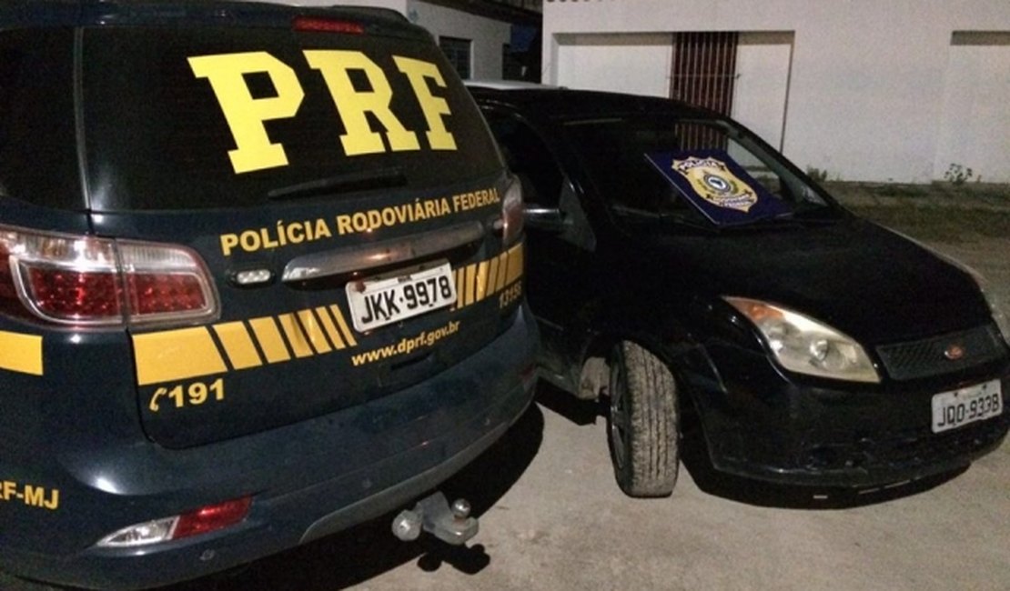 PRF prende dois e recupera carros roubados no Pilar e em Rio Largo