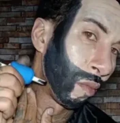 Fã se filma tatuando o próprio rosto para ficar igual a Gusttavo Lima