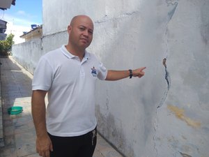 Prédio de delegacia no bairro do Pinheiro também sofre com rachaduras