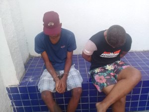 Dupla é presa cometendo assalto na Av. Dona Constança