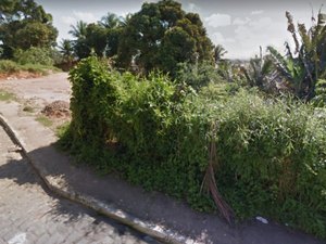 Jovem bebe, surta e se perde dentro de mata na parte alta de Maceió