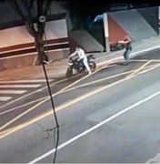 [Vídeo] Câmera flagra momento que policial mata piloto de moto pelas costas