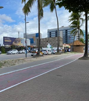 Motorista embriagado invade ciclovia na orla de Jatiúca