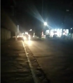 [Vídeo] Comerciantes temem assaltos devido à falta de energia na rua Des. Carlos de Gusmão, em Maceió