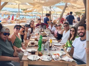 Ronaldo Fenômeno reúne pais, esposa, os quatro filhos e nora em Ibiza