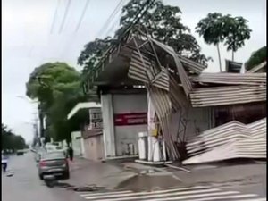 Cobertura de posto de combustíveis desaba no Trapiche da Barra