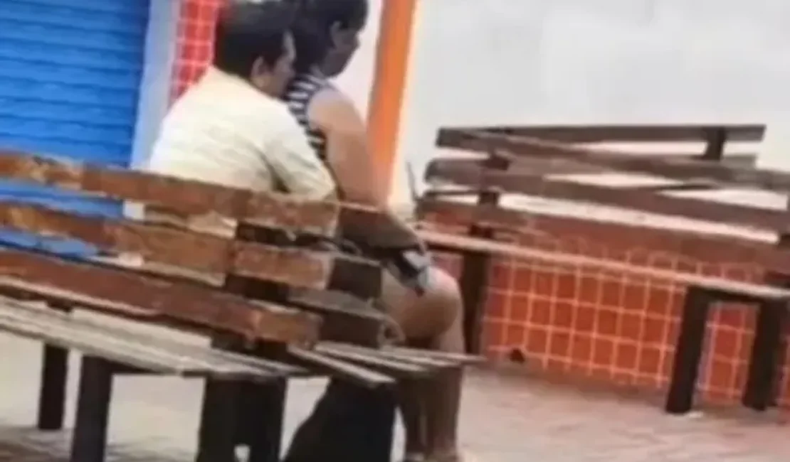 Casal filmado fazendo sexo em praça de Palmeira dos Índios não é paciente do CAPS, segundo prefeitura