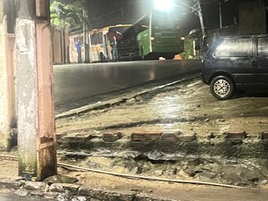 Dois ônibus colidem na curva do cemitério em Rio Largo