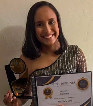 Bisneta de Zé do Rojão recebe prêmio de Melhor Cordelista de Arapiraca