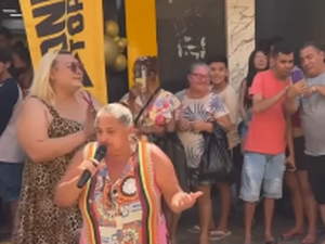 Vídeo de cantora viraliza após apresentação surpresa em Fortaleza