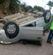 [Vídeo ] Motorista perde controle e capota veículo em Arapiraca