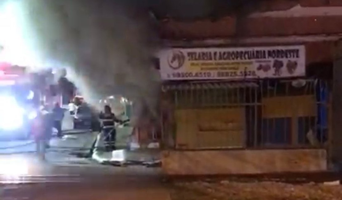 Bombeiros iniciam perícia em loja atingia por Incêndio  no Centro de Maceió