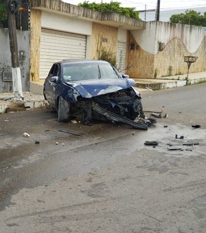 Indivíduo embriagado bate com o carro e depois abandona o veículo em Arapiraca