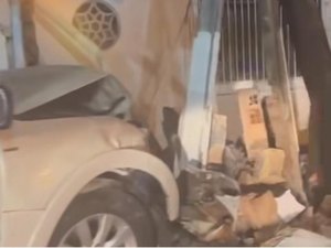 Com sinais de embriaguez, idoso perde controle de carro e derruba muro de casa na Gruta de Lourdes
