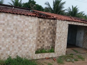 Homem é encontrado morto dentro de casa após vizinhos sentirem mau cheiro