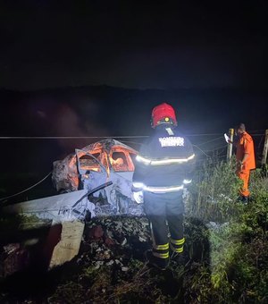 Carro colide em poste e deixa vítima fatal em Porto Calvo