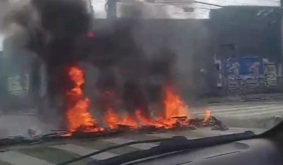 Protesto bloqueia via em frente ao Palácio Floriano Peixoto, em Maceió