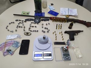 Polícia prende suspeitos de tráfico de drogas em Penedo  