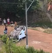 [Video] Mulher fica ferida após carro cair em ribanceira na Avenida Leste-Oeste, em Maceió