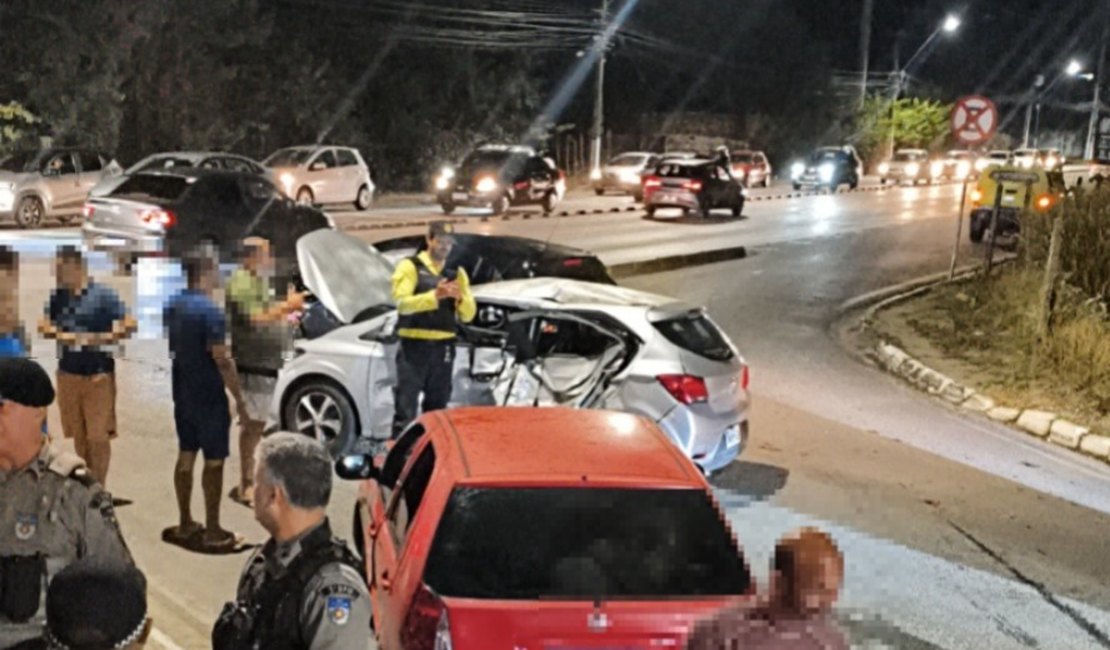 Conversão errada provoca acidente com três carros e deixa feridos na parte alta de Maceió
