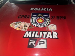 Jovem tentar fugir de abordagem, mas é preso com maconha e crack em Arapiraca