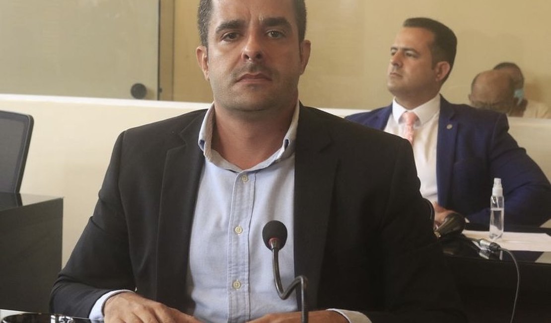 Vereador acusa prefeito de Marechal Deodoro de usar dinheiro público para bancar “orgias”