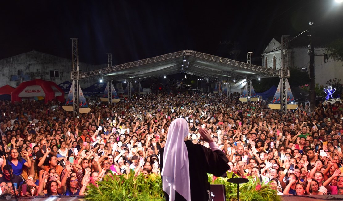 Milhares de pessoas celebram a 140ª edição da Festa de Bom Jesus dos Navegantes em Penedo