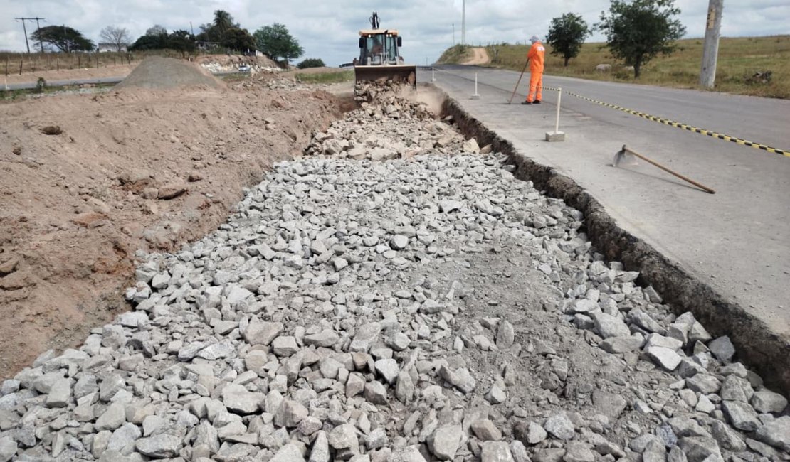 Duplicação da rodovia AL-220 avança no Sertão alagoano