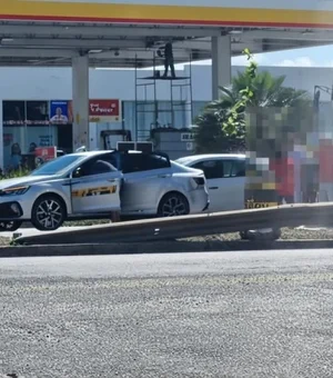 Ônibus atinge traseira de carro em frente a batalhão da PM em Arapiraca