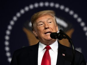Trump aceita fechar sua fundação de caridade após acusações