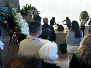 Familiares e amigos de Leda Maria de Mello Coimbra dão o último adeus à embaixatriz