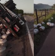 [Vídeo] Caminhão que transportava carga de botijões de gás tomba na BR-316