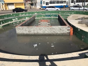 Obra inacabada se transforma em criatório de mosquistos