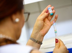 Voluntários começam a receber nesta terça 1ª dose da vacina chinesa contra Covid-19