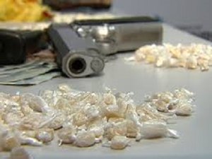 Polícia Militar apreende armas de fogo e drogas