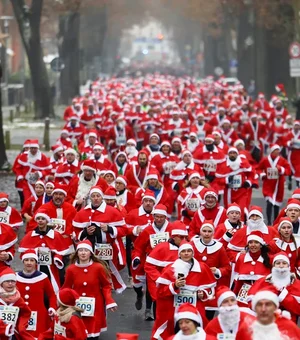 FOTOS: Pessoas se vestem de Papai Noel em corrida na Alemanha