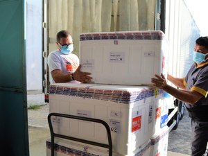 Alagoas recebe 72.990 doses de vacinas contra a Covid-19 nesta terça