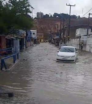 Córrego transborda e causa transtornos na Grota do Arroz, em Maceió