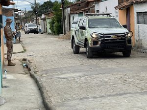 Armas são apreendidas durante cumprimento de mandados em operação policial em Delmiro Gouveia