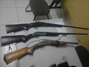 Homens saem para caçar e são presos com arsenal em veículo