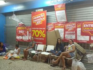 Clientes acampam na porta de loja para aguardar 'liquidação'
